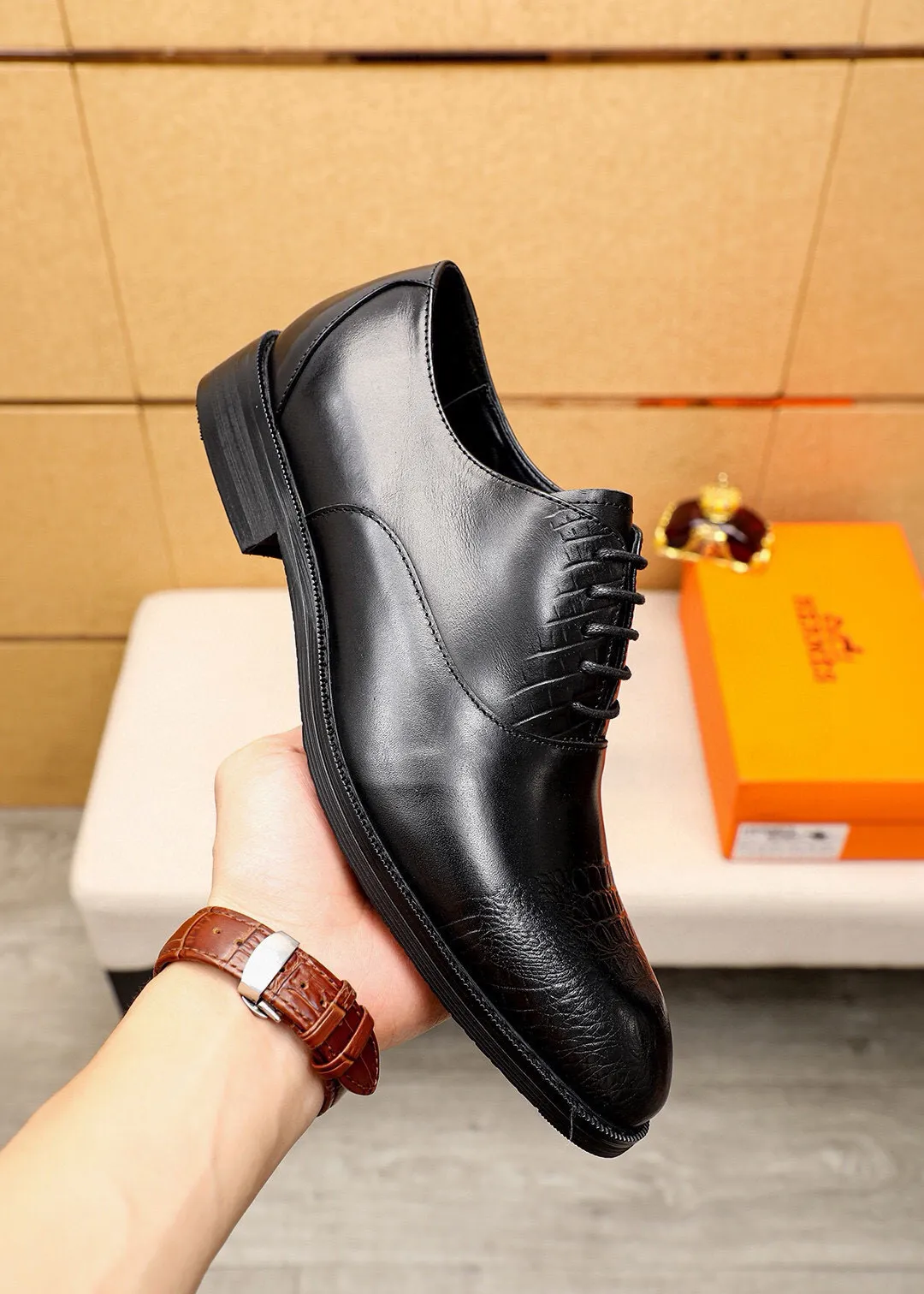 Men's shoes 💰460 💐 Product trademark: HERMES "Hermès" business leather shoes Regular size: 38-44 (45🉑️customized) Product materials: Selected imported first-layer calfskin upper, imported water-dyed 🐂 cowhide lining. Strong three-dimensional visual effect, non-slip and wear-resistant combination outsole Color: 2⃣️colors available
